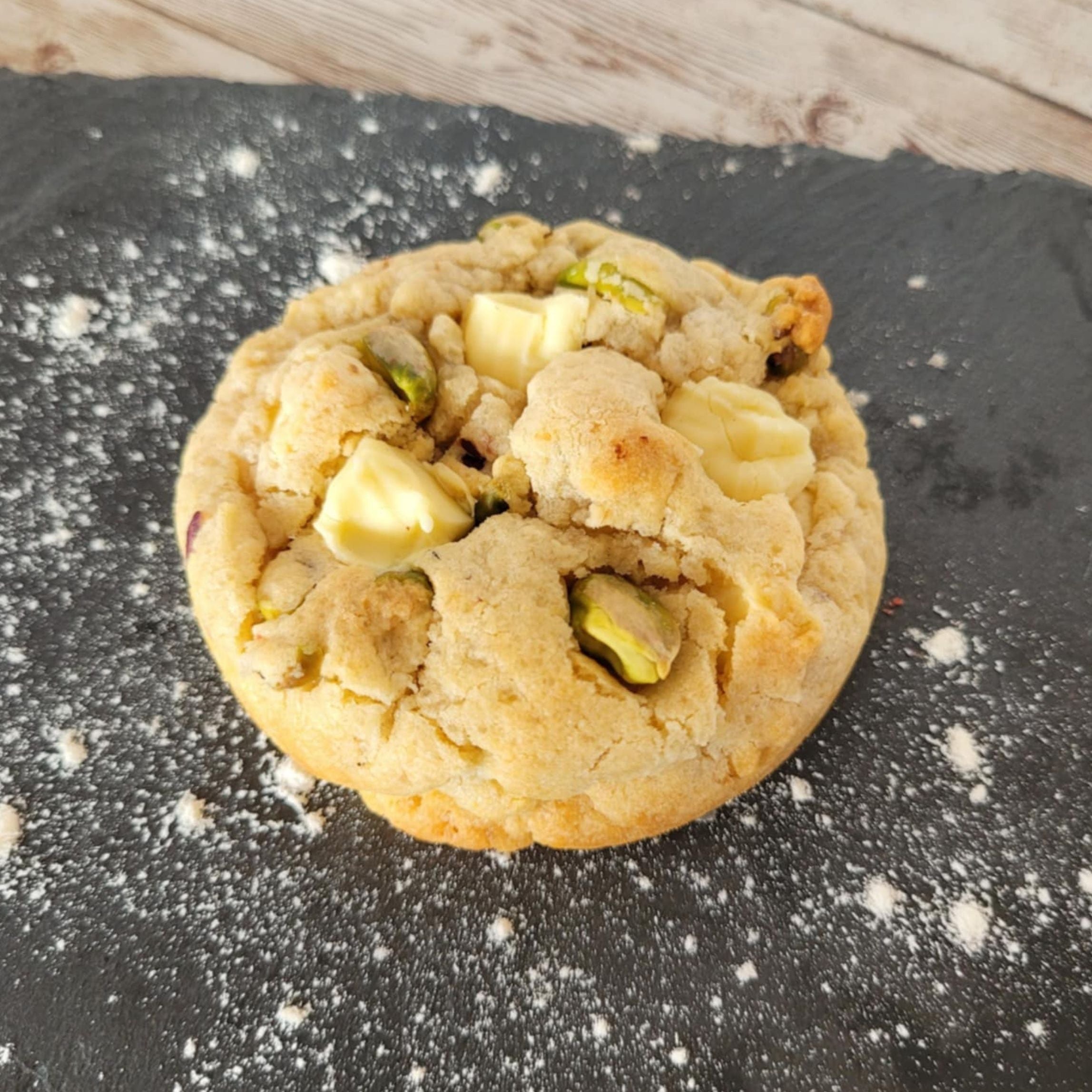 Cookie cancer / éclats de chocolat blanc et pistaches La Cookerie - Les meilleurs cookies zodiaks de votre vie
