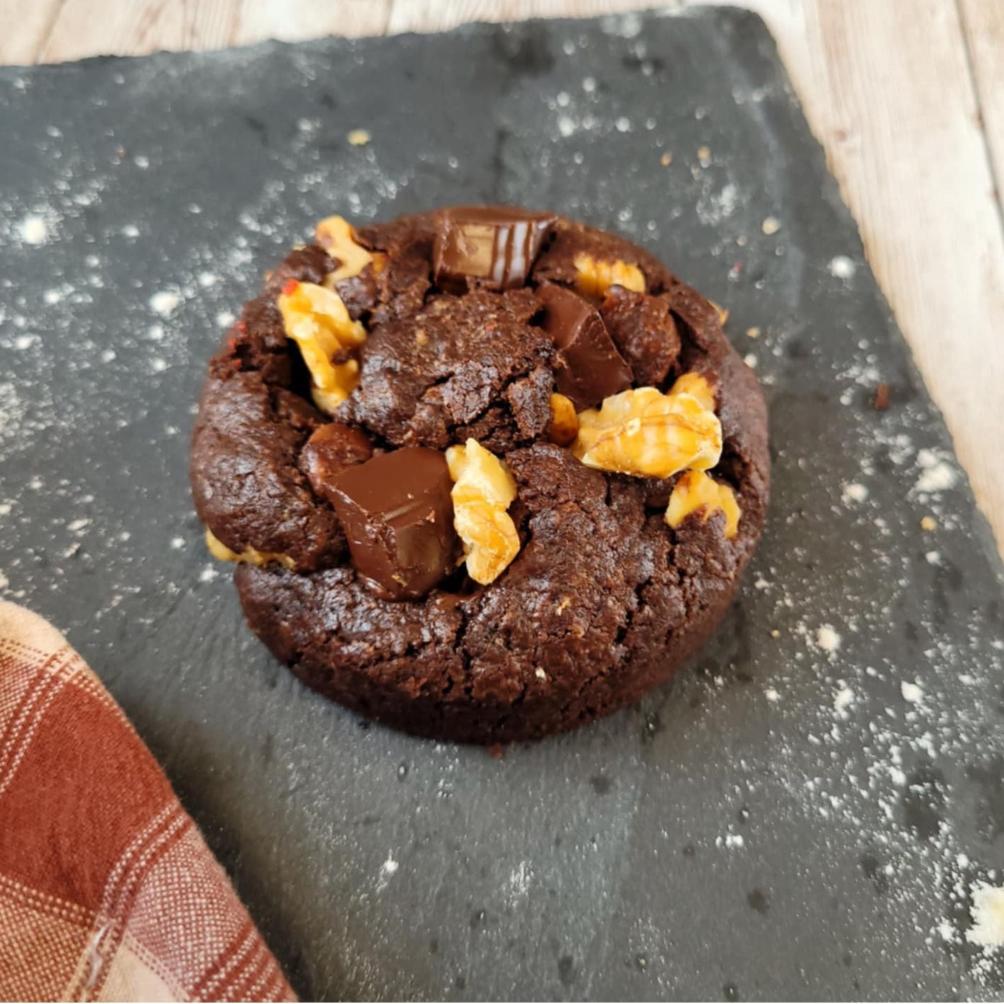 Cookie scropion / éclats de chocolat au lait et noix La Cookerie - Les meilleurs cookies zodiaks de votre vie
